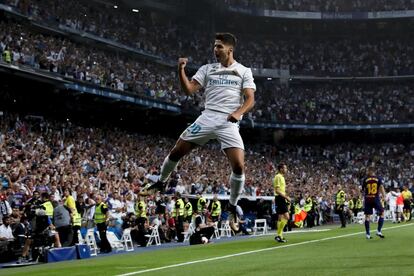 Marco Asensio celebra con un espectacular salto el primer gol del partido.