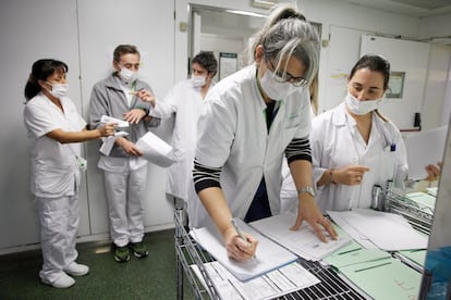 Trabajadores del Hospital Clínic trabajan tras el ciberataque que hizo caer el sistema informático.