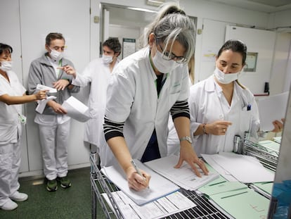 Trabajadores del Hospital Clínic trabajan tras el ciberataque que hizo caer el sistema informático.