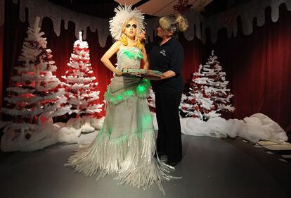 La figura de cera de Lady Gaga situada en el museo Madame Tussaud de Blackpool (al noroeste de Inglaterra) recibe los últimos retoques por parte de los conservadores. La cantante está siendo vestida con un nuevo traje realizado enteramente de papel transparente, perfecto para su nuevo papel como reina de las nieves en su gruta en el museo.