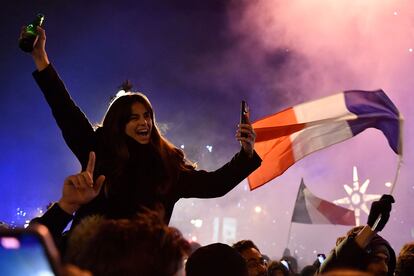 Una aficionada francesa celebra en las calles de París la victoria de su selección.