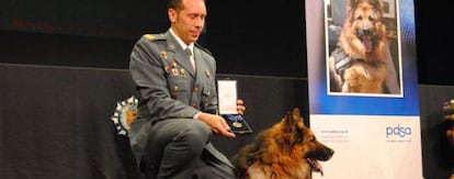 El sargento de la Guardia Civil Juan Carlos Alabarces y su perro, &#039;Ajax&#039;.