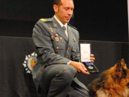 El sargento de la Guardia Civil Juan Carlos Alabarces y su perro, &#039;Ajax&#039;.
