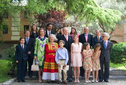 Elena Poniatowska, junto a su familia, después de la ceremonia de entrega del Premio Cervantes.