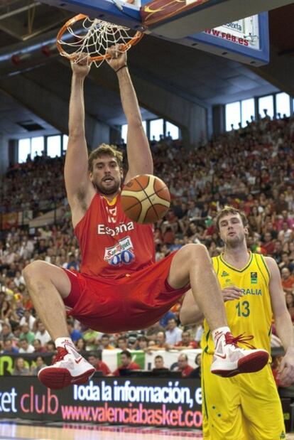 Marc Gasol hace un mate durante el encuentro ante Australia.