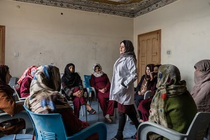 Un grupo de mujeres en tratamiento de desintoxicación, apoyadas por psicólogas y trabajadoras sociales, participan en actividades para mejorar su estado mental.