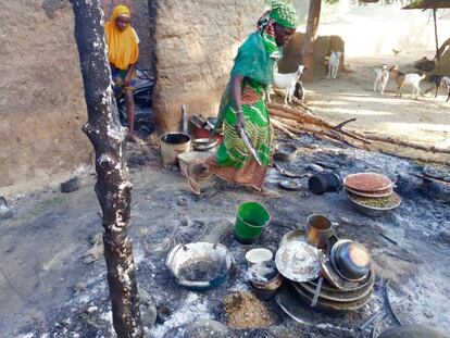 Mujeres inspeccionan sus casas en Ashugashia tras el ataque de Boko Haram.