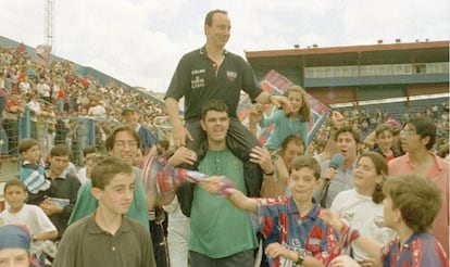 El entrenador del Extremadura, Rafa Benítez, es paseado a hombros por la afición, tras ascender su equipo a Primera División en la temporada 1997/98