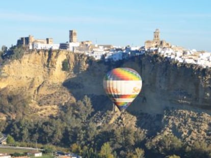 La campiña gaditana en un placentero paseo en globo aerostático sobre uno de los pueblos blancos de Andalucía