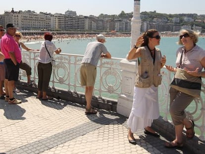 People by the seaside in San Sebasti&aacute;n.