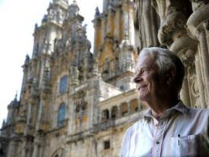 El exministro británico y miembro de la Cámara de los Lores David Owen posa ante la Catedral de Santiago antes de la entrevista con EFE.