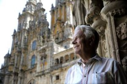 El exministro británico y miembro de la Cámara de los Lores David Owen posa ante la Catedral de Santiago antes de la entrevista con EFE.