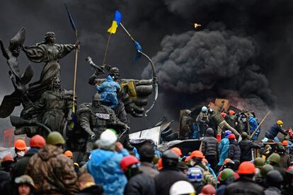 Manifestantes antigubernamentales chocan con las fuerzas del orden ucranias en esta imagen del 20 de febrero, que muestra lo mal que terminó un día que comenzó con buenos auspicios porque el día anterior se acordó una tregua.