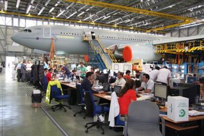 Ingenieros de EADS-CASA trabajan junto a un Airbus en las instalaciones de Getafe.