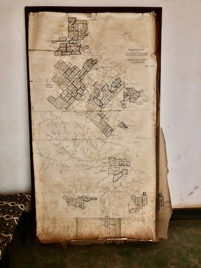 Mapa de la época colonial mostrando la plantación de Elisabetha, hoy conocida como PHC-Lokutu. La actual RDC estuvo bajo el yugo europeo durante 75 años: primero, como propiedad privada del rey Leopoldo II de Bélgica y, luego, como territorio administrado por este país. Entre 1880 y 1926, la población congoleña se desplomó a la mitad, en gran medida, por el trabajo forzado en el caucho, las minas y el aceite de palma. La RDC sigue siendo un país rico con gente pobre.