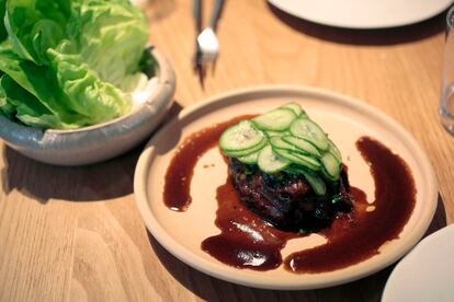 Short rib de ternera con chile, pepino y ajonjolí.