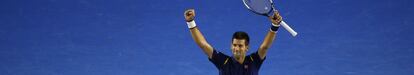Djokovic celebra su triunfo sobre Federer.
