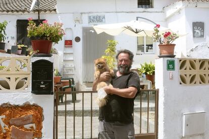 El sueño de Mario Pintón era vivir en una casa baja junto a sus perros. “En Madrid no habría tenido esta posibilidad”. Lleva en Navalagamella 25 años.