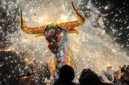 En la localidad mexicana de Tultepec, la pirotecnia es una tradición, y un negocio. Cada 8 marzo, se celebra la tradicional quema de toritos en honor del patrono de la pirotecnia, San Juan de Dios.