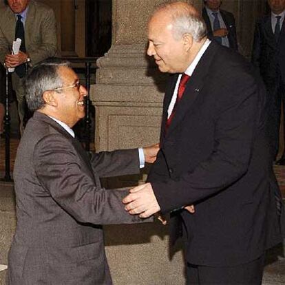 El ministro de Exteriores, Miguel Ángel Moratinos, a la derecha, con su homólogo marroquí, Mohamed Benaissa, el pasado día 6 en Madrid.