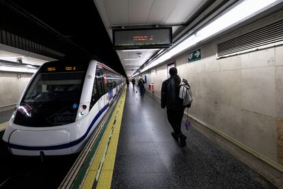 Varios usuarios esperan en el andén de metro de la estación madrileña de Sainz de Baranda durante la tercera semana de confinamiento por coronavirus.