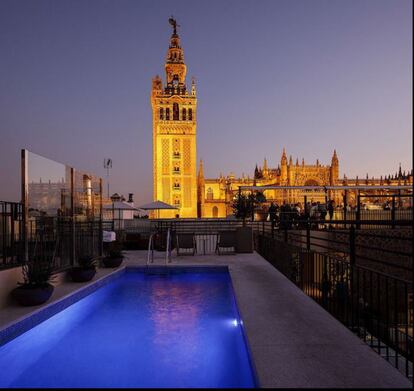 El hotel EME Catedral de Sevilla hace honor a su nombre y ofrece desde su azotea, sin duda, una de las mejores vistas del monumento más importante de la ciudad, que al atardecer se tiñe de un oro intenso. La piscina cuenta con aforo para cuatro personas y ya está abierta a los huéspedes.
Precio: desde 170 euros por noche.