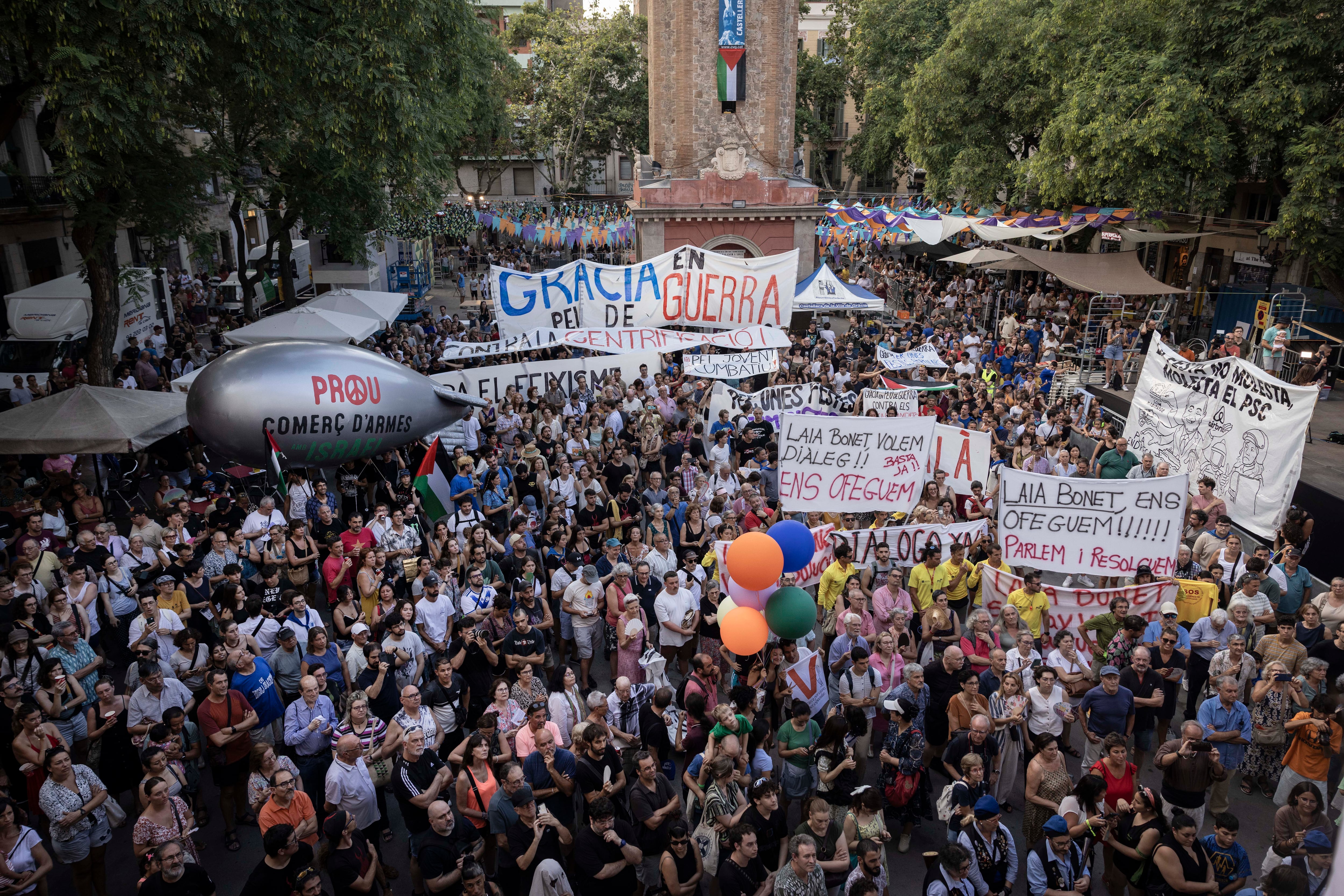 Las Fiestas de Gràcia empiezan entre silbidos y abucheos de los socorristas en huelga y vecinos de Vallcarca