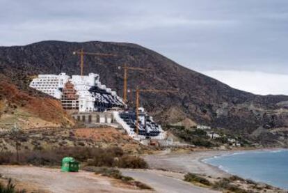 El hotel pendiente de ser demolido en la playa de Algarrobico, en la costa de Almería.