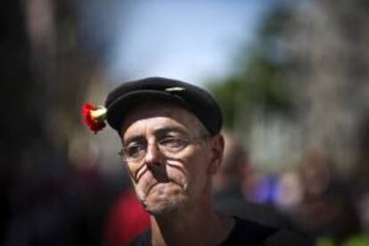 Un hombre participa en la manifestación del Primero de Mayo en Lisboa, Portugal hoy, jueves 1 de mayo de 2014. Los trabajadores portugueses celebraron hoy el 1 de mayo con protestas por la subida de impuestos anunciada por el Gobierno para el periodo posterior al programa del rescate internacional.
