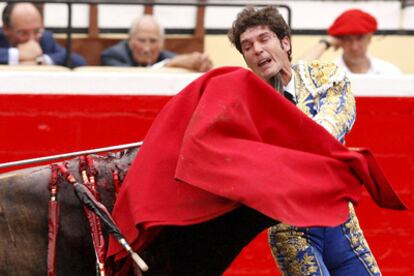 Sergio Aguilar, corneado en la garganta por el  segundo toro de la tarde cuando entraba a matar.