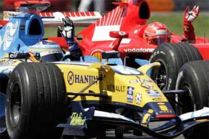 Fernando Alonso (izquierda) y Michael Schumacher celebran el triunfo y el segundo puesto de la carrera.