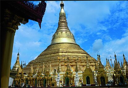 Shwedagon, la pagoda más grande del mundo, es el símbolo de Yangon. Mármol, oro y piedras preciosas impactan al visitante.