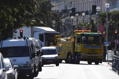 El camión que se usó para el ataque remolcado por las autoridades. 