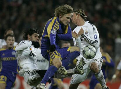 Torres (a la izquierda) y Guti pugnan por el balón con Kryvets.