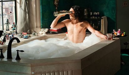 El actor Russell Brand a punto de cuidarse su melena en 'Arthur' (2011).