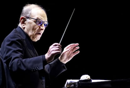 “Yo, Ennio Morricone, he muerto”. El compositor italiano, autor de la música de 'El bueno, el feo y el malo', 'La Misión' o 'Cinema Paradiso', falleció el lunes a los 91 años. Dejó una carta de despedida anunciando sus últimas voluntades, entre ellas, la de celebrar un funeral privado. Le acababan de conceder el Premio Princesa de Asturias,