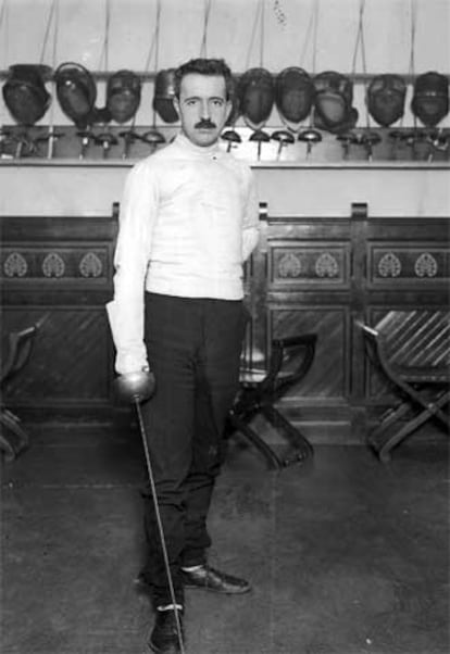 Madrid, sin fecha, probablemente a principio de los años veinte. Retrato del maestro de esgrima Ángel Lancho.