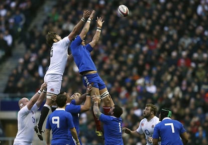 Thierry Dusatoir, de Francia, y el inglés Geoff Parling saltan por el balón.