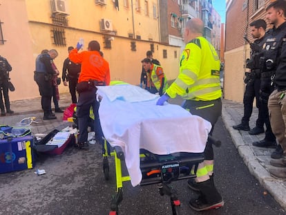 Sanitarios del Samur atienden a la mujer atropellada, en la calle del Puerto de Monasterio de Madrid.