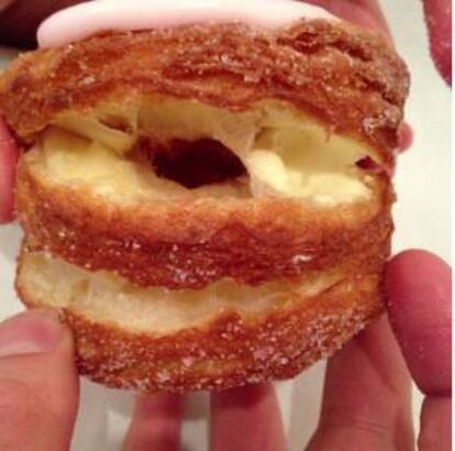 Fotografía sin fechar cedida por la pastelería Dominique Ansel en la que se registró un "cronut", postre mitad croissant y mitad donut, en Nueva York (NY, EE.UU.).