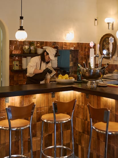 Heba Kharouf trabajando en la barra de su restaurante.