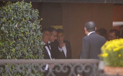 George Clooney aponta para a câmera durante um coquetel no hotel Cipriani de Veneza.