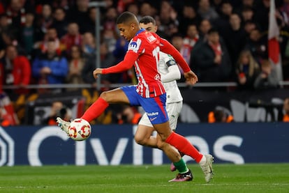 Samuel Lino controla el balón ante el acoso de Juan Iglesias, del Getafe.