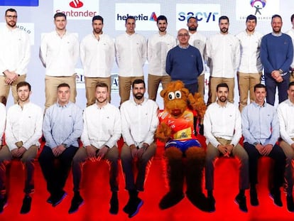 Los 17 convocados y el cuerpo técnico de la selección, en la sede del Comité Olímpico Española antes de viajar al Mundial.