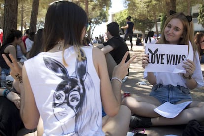 Seguidoras de Ariana Grande en las colas ante el Palau Sant Jordi de Barcelona, antes del concierto.