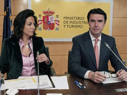 El ministro de Industria, Energía y Turismo, José Manuel Soria, junto a la secretaria de Estado de Turismo, Isabel Borrego.