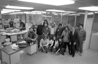 En la foto, entre otros: José Antonio Martínez Soler (i), Economía; Carlos Gómez (3i), Economía; José Luis Martín Prieto (4i), Javier López, confección (detrás, 5i); Julio Alonso (delante de Javier López), Joaquín Prieto, nacional (a la izquierda de Julio Alonso); Félix Monteira, documentación (a la izquierda de Joaquín Prieto); Juan González Yuste (entre Prieto y Monteira), Luis Fernando Aguirre, confección (agachado, 1º izquierda); Ismael López Muñoz, nacional (agachado 1º derecha) y Luis Velasco, conserje (3d).