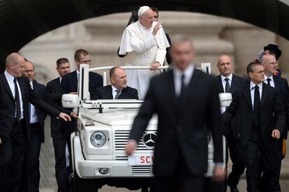 El pontífice Francisco, en el papamóvil y rodeado de guardaespaldas, llega a la plaza de San Pedro en el Vaticano (Italia), donde celebró una audiencia general.