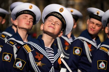 Cadetes de la escuela de marina rusa participan en el desfile del Día de la Victoria en San Petersburgo. 
