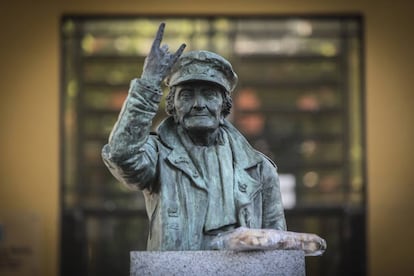 La estatua homenaje a la Abuela Heavy, en Vallecas.